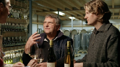 Se Stuart Pigott smage K H Johner's Chardonnay SJ og Weissburgunder/Chardonnay med Karl Heinz og Patrick