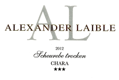 Anmeldelse af Scheurebe Chara 2012: En blomsterende og overdådig duft møder næsen fra denne hvidvin. Hyldeblomst! En blød druesmag med noter af mandarin. Ultralækker. En vin med overskud.