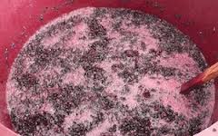 Maceration ved at trykke 'hatten' ned i mosten|vinbutikken.dk